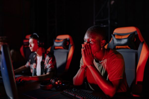 Cadeira Gamer Intermediária: TGC12 vs EC3 Ciano — Qual Vale Mais em 2026?