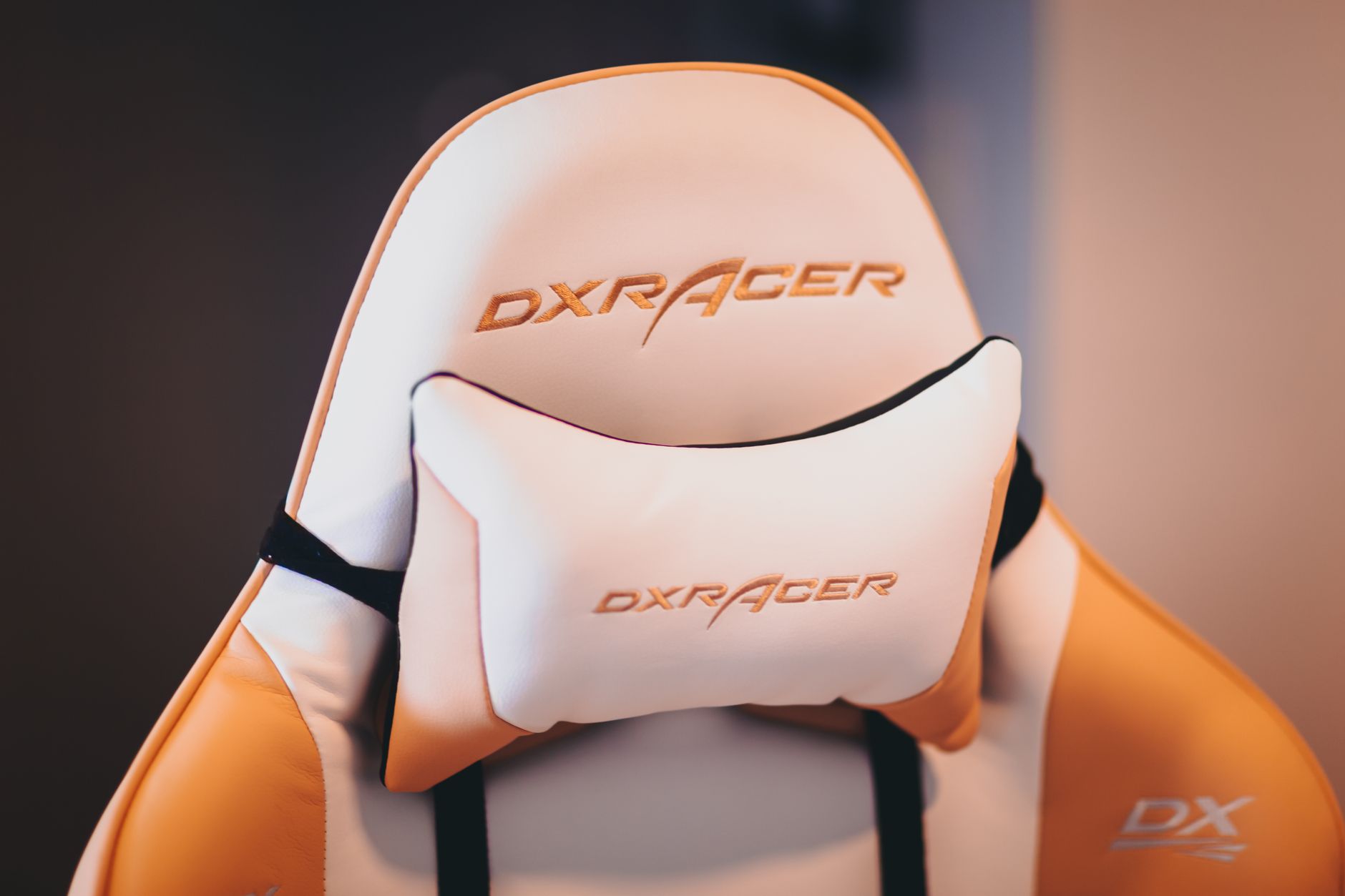 Detalhe do apoio lombar de uma cadeira gamer